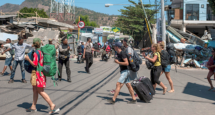 Turister lämnar ön Lombok