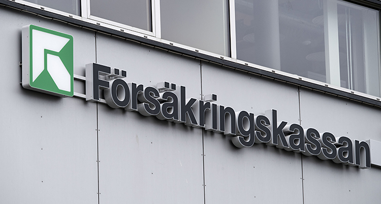 En bild på en grå husfasad med en skylt där det står försäkringskassan.