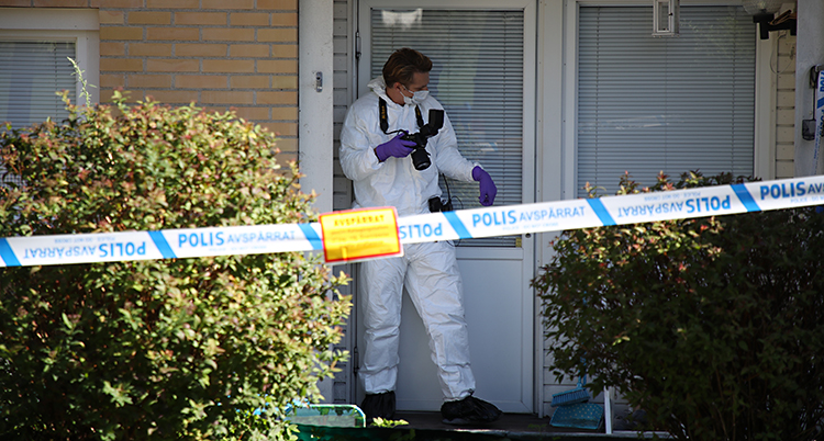 Poliser undersöker lägenheten