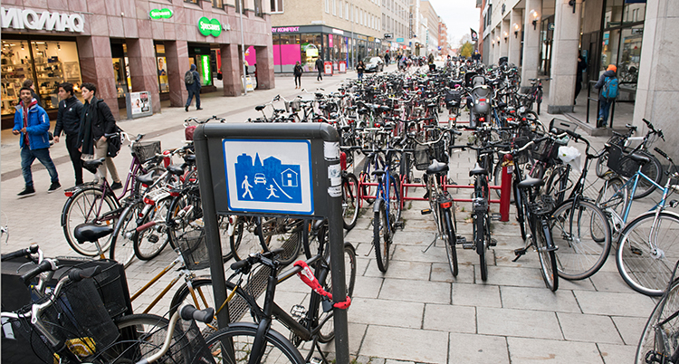 En parkering för cyklar i Uppsala
