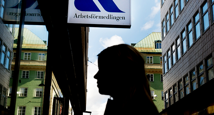En person står utanför Arbetsförmedlingens kontor.