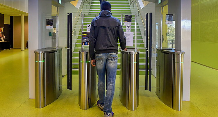 Spärrar vid ingången till en skola