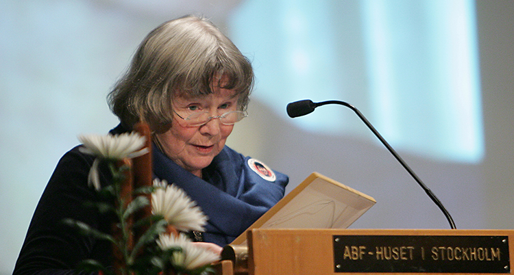 Lisbeth Palme håller tal