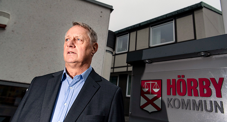 Stefan Borg framför kommunhuset i Hörby.