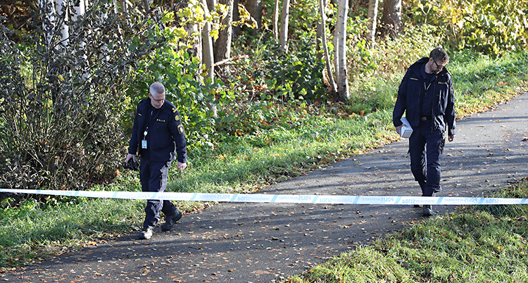 Poliser på plats efter en skjutning.