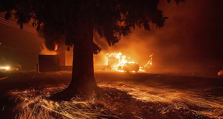 En stor brand i en stad i USA.