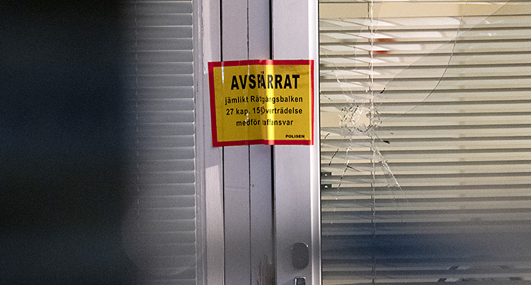 Skotthål i ett fönster.