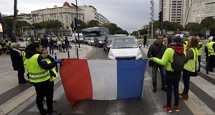 Demonstranter stoppar bilar i staden Marseille
