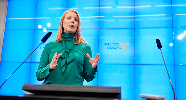 Annie Lööf pratar för journalisterna.