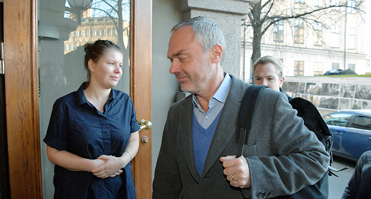 Jan Björklund går in på ett möte.