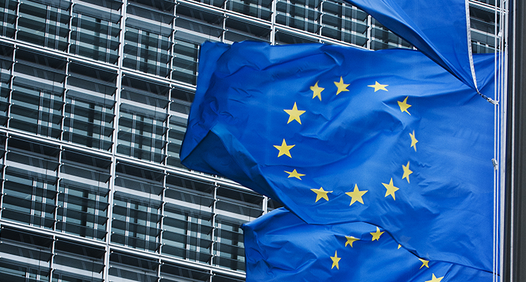 EU-flaggor utanför ett hus.
