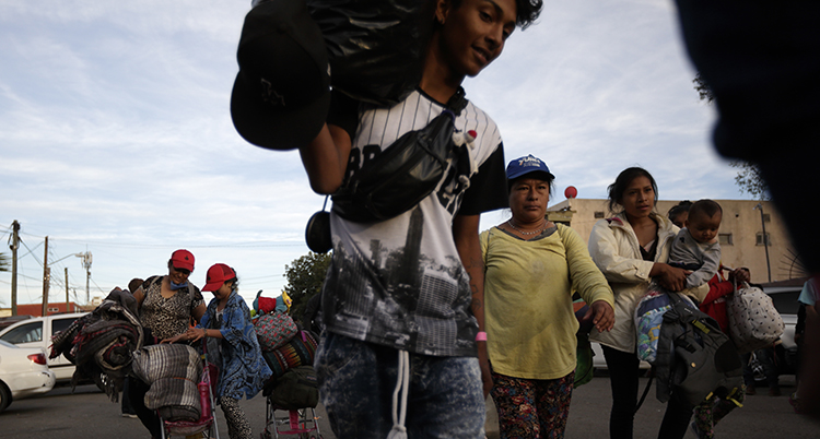 Flyktingar i Tijuana som bär på sin packning