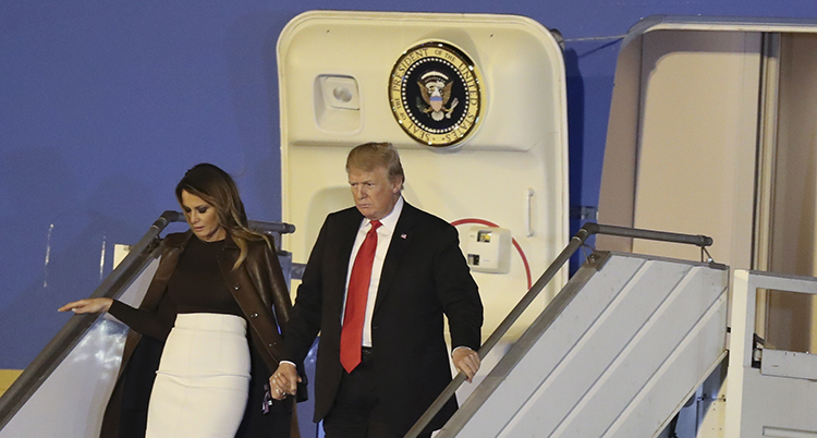 Melania och Donald Trump lämnar ett flygplan.