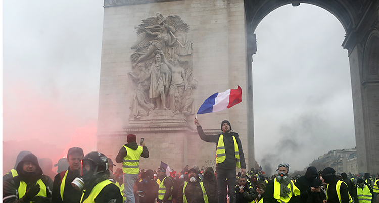Folk protesterar i Paris.