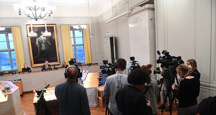 Domstolen svarar på journalisternas frågor.