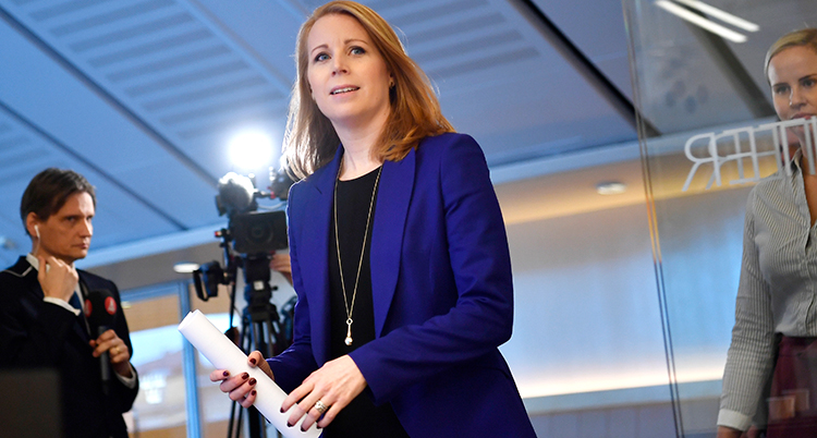 En bild på Annie Lööf i blå kavaj.