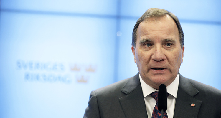 Stefan Löfven pratar till journalister.