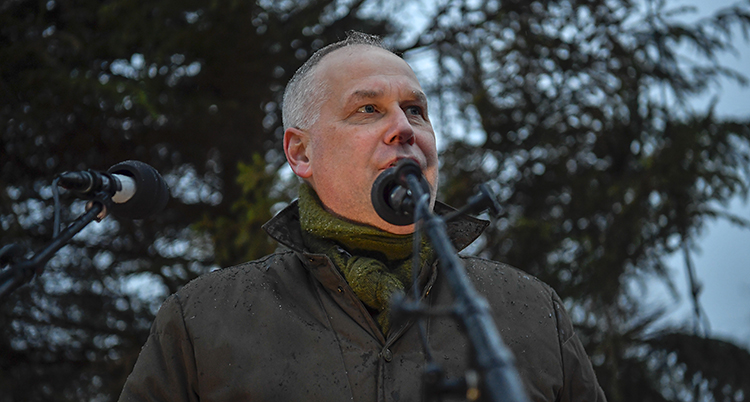 Jonas Sjöstedt håller tal.