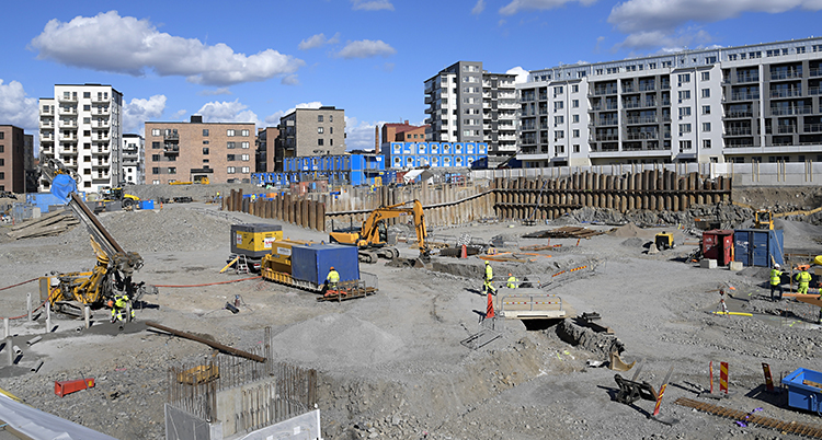 Maskiner står på en tomt där ett hus ska byggas