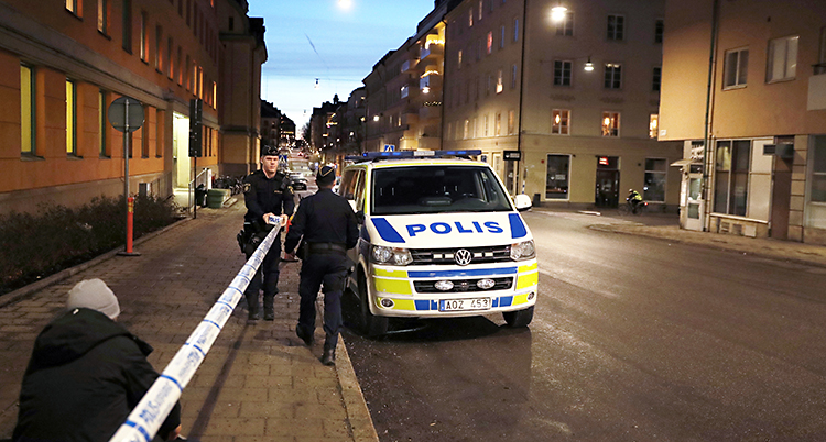 Poliser vaktar vid domstolen.