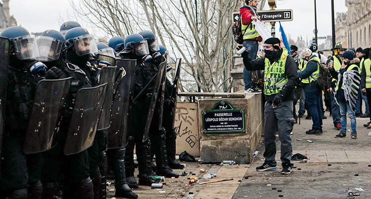 Demonstranter i bråk med poliser.