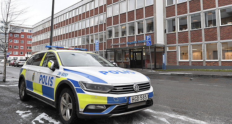 Poliser vid skolan i Tyresö.