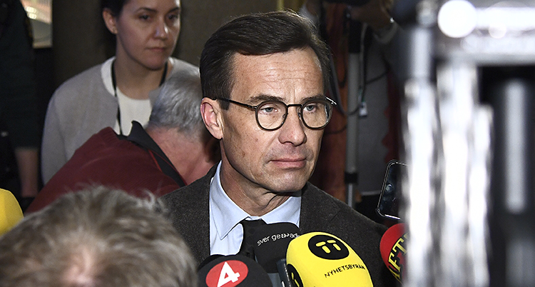 Kristersson med mikrofoner