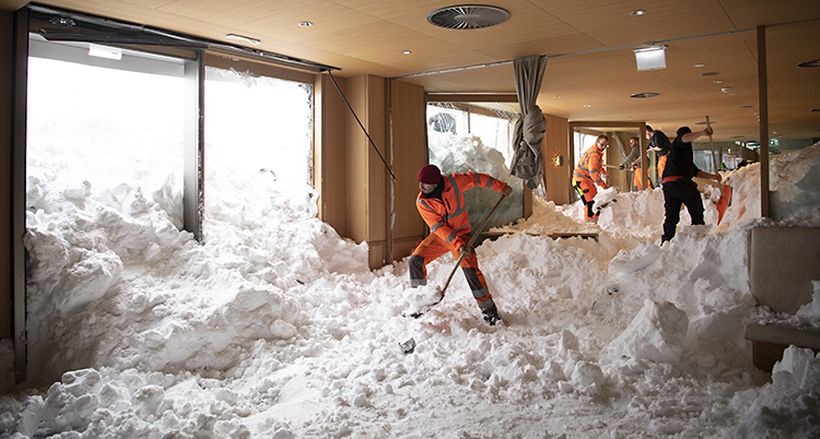 Snön rasade rakt in i hotellet