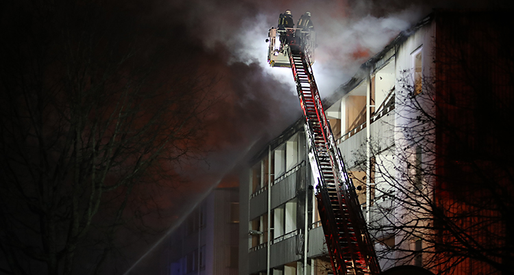 Brandmän försöker släcka elden