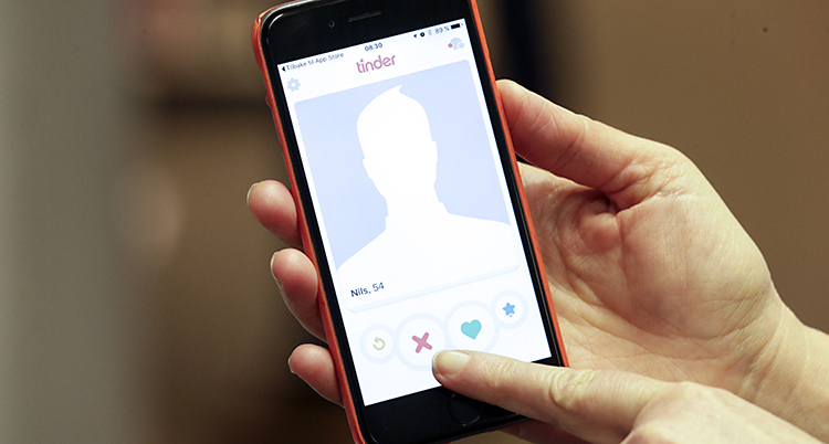 En kvinna använder appen tinder