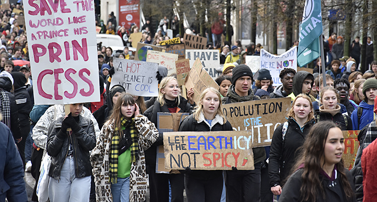 32 tusen unga protesterade.