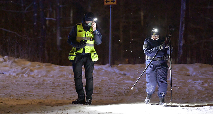 Poliser på platsen där mannen sköts