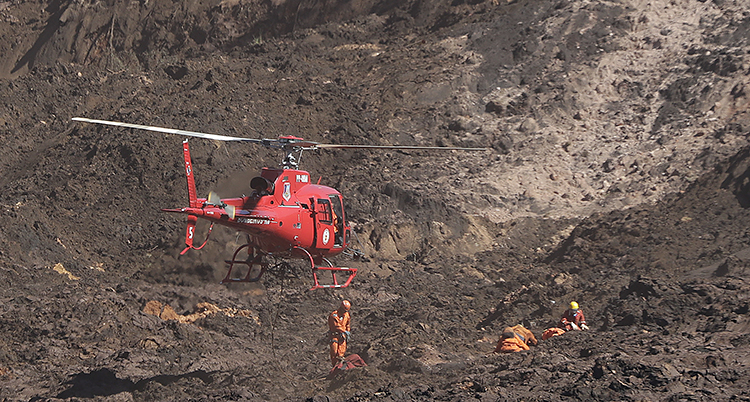 En helikopter vid den rasade dammen