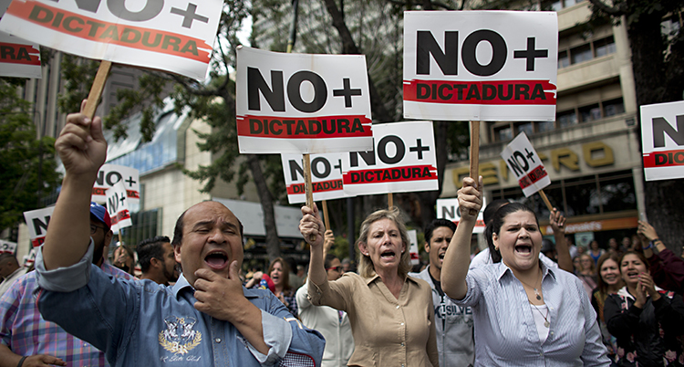 Människor protesterar mot Maduro