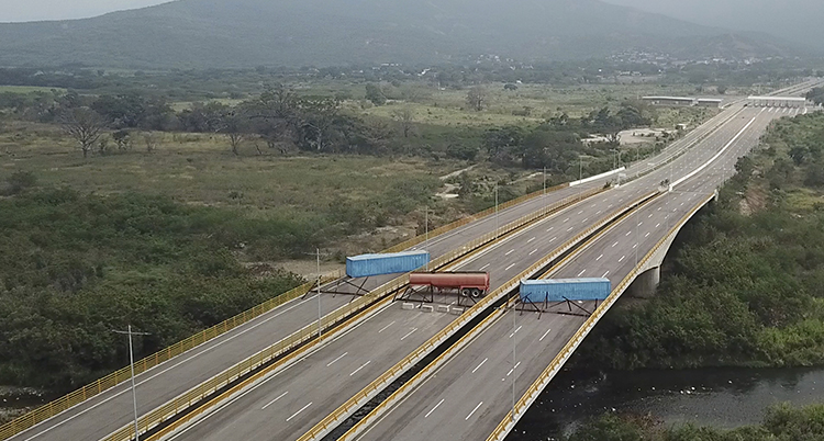 En väg till Venezuela har blockerats