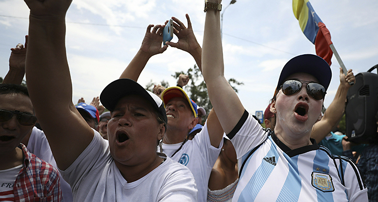Folk protesterar mot president Maduro
