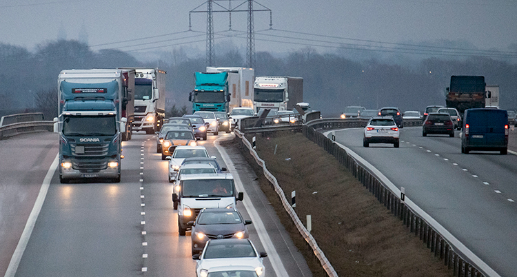Trafik på en väg i Sverige
