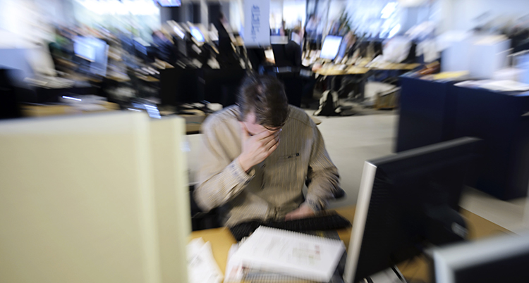 En stressad man på jobbet.