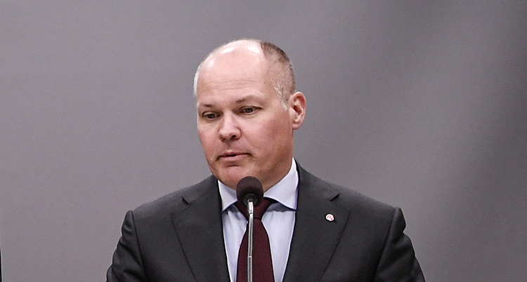 Morgan Johansson med en mikrofon.