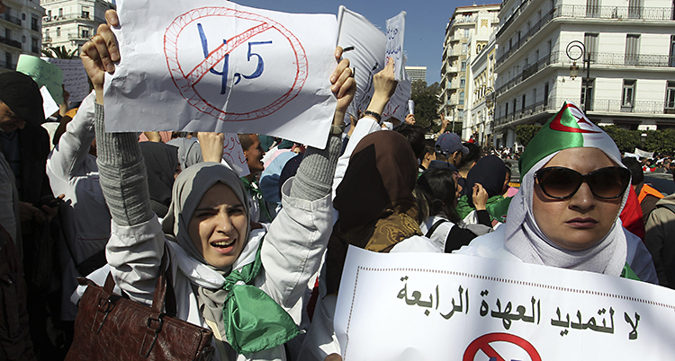 Folk protesterar i Algeriet.