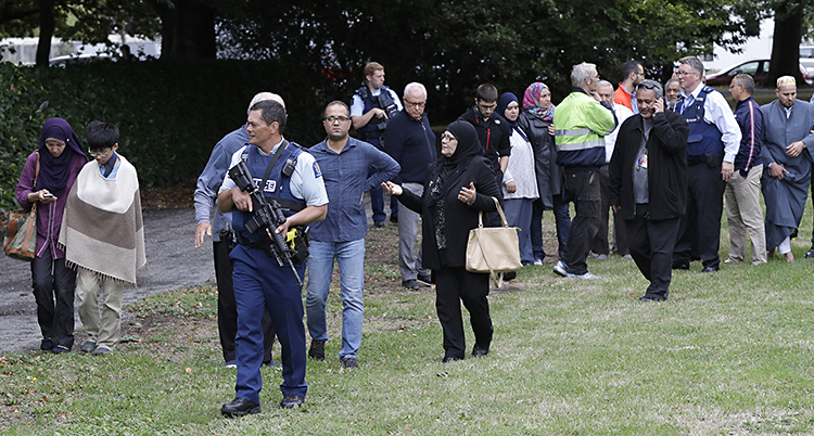 Poliser tar hand om folk efter attacken