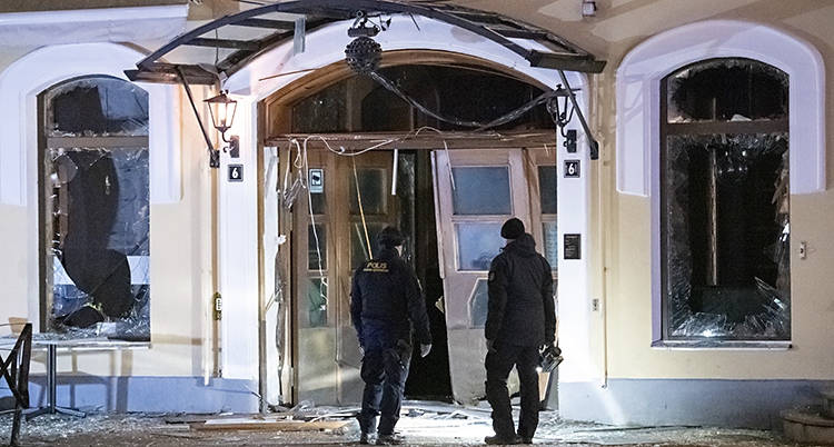 Poliser vid nattklubben.