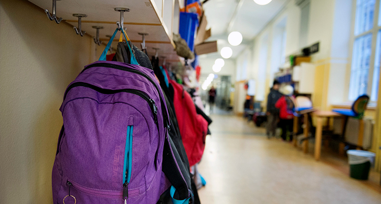 Ryggsäckar i en skola.