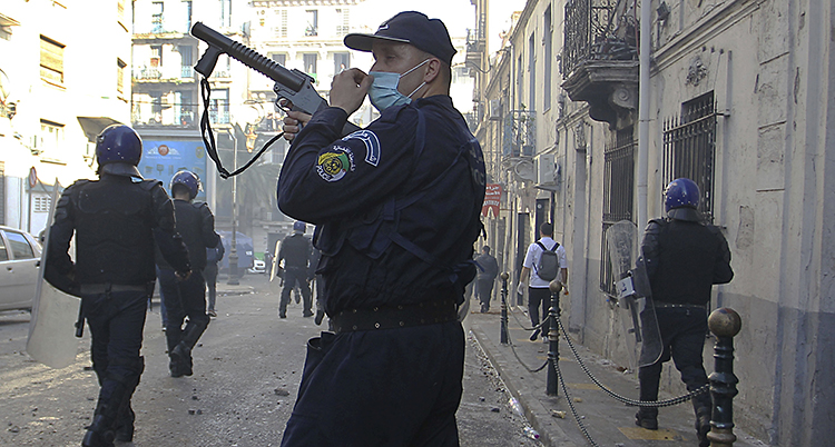 En polis på en gata i Algeriet.