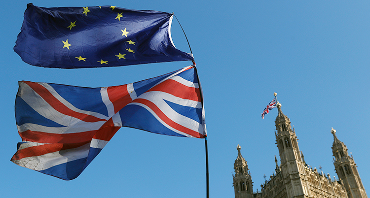 EU-flaggan och den brittiska flaggan.