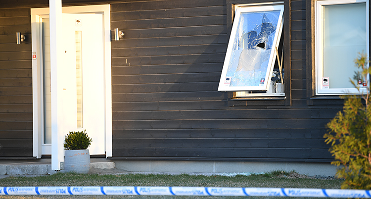 Något exploderade vid huset.