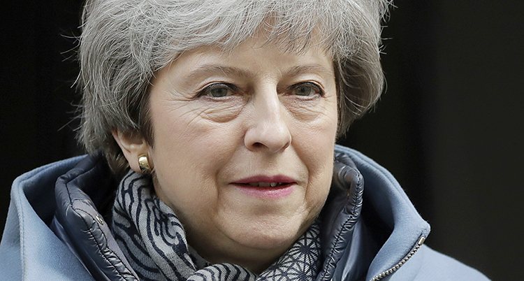 Theresa May i en ljusblå kappa