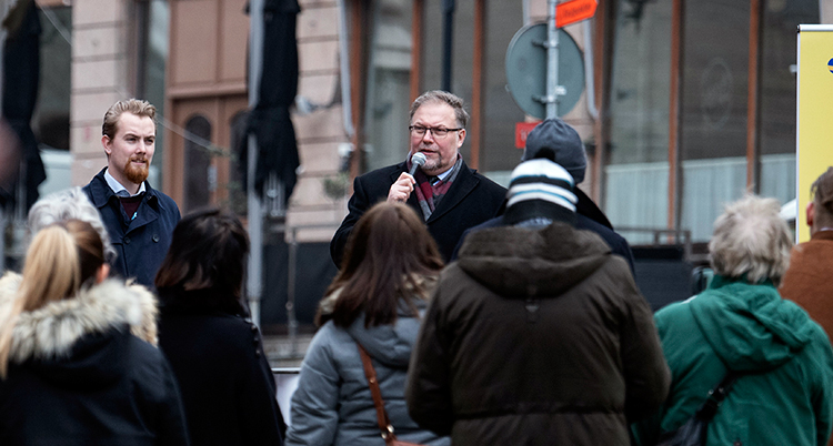 Politiker håller möte om EU-valet.