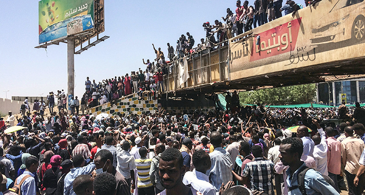 Folk protesterar i landet Sudan.