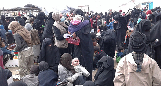 Kvinnor och barn i ett läger i Syrien
